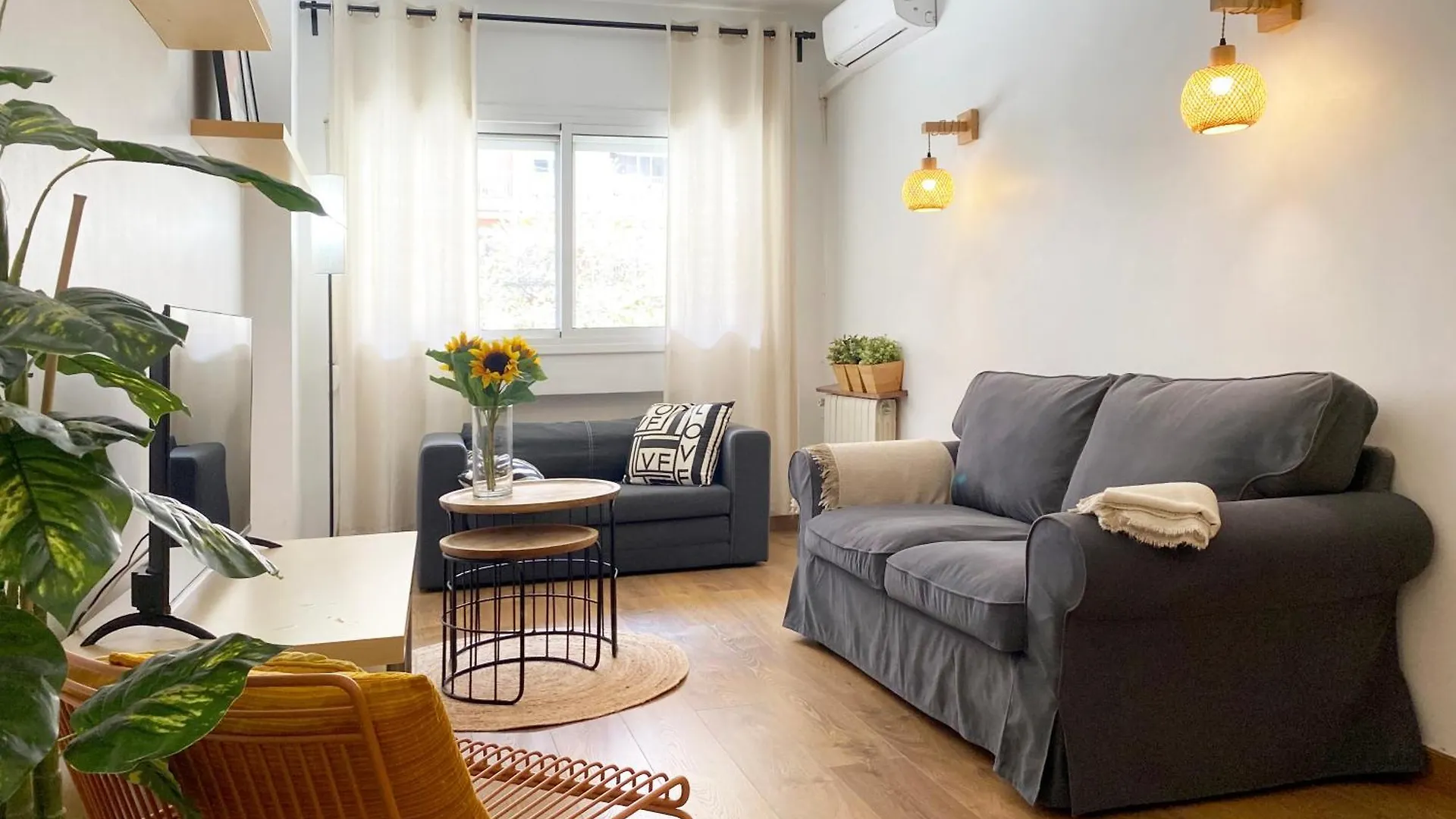 Comfortable Apartment, 3 Bedrooms With Ac Camp Nou contacts